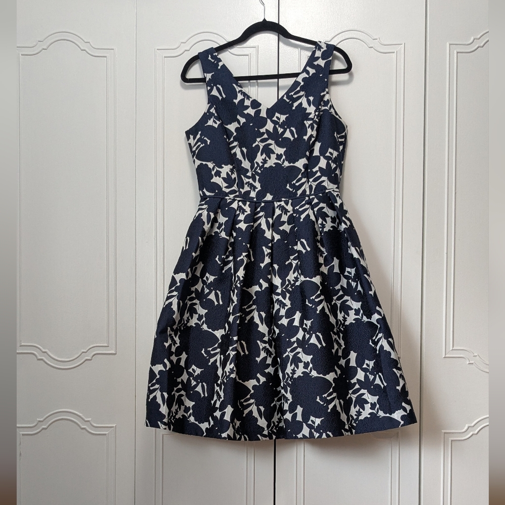 TAHARI Arthur S Levine Blue and White Sleeveless V-Neck Fit and Flare Dress Sz 8